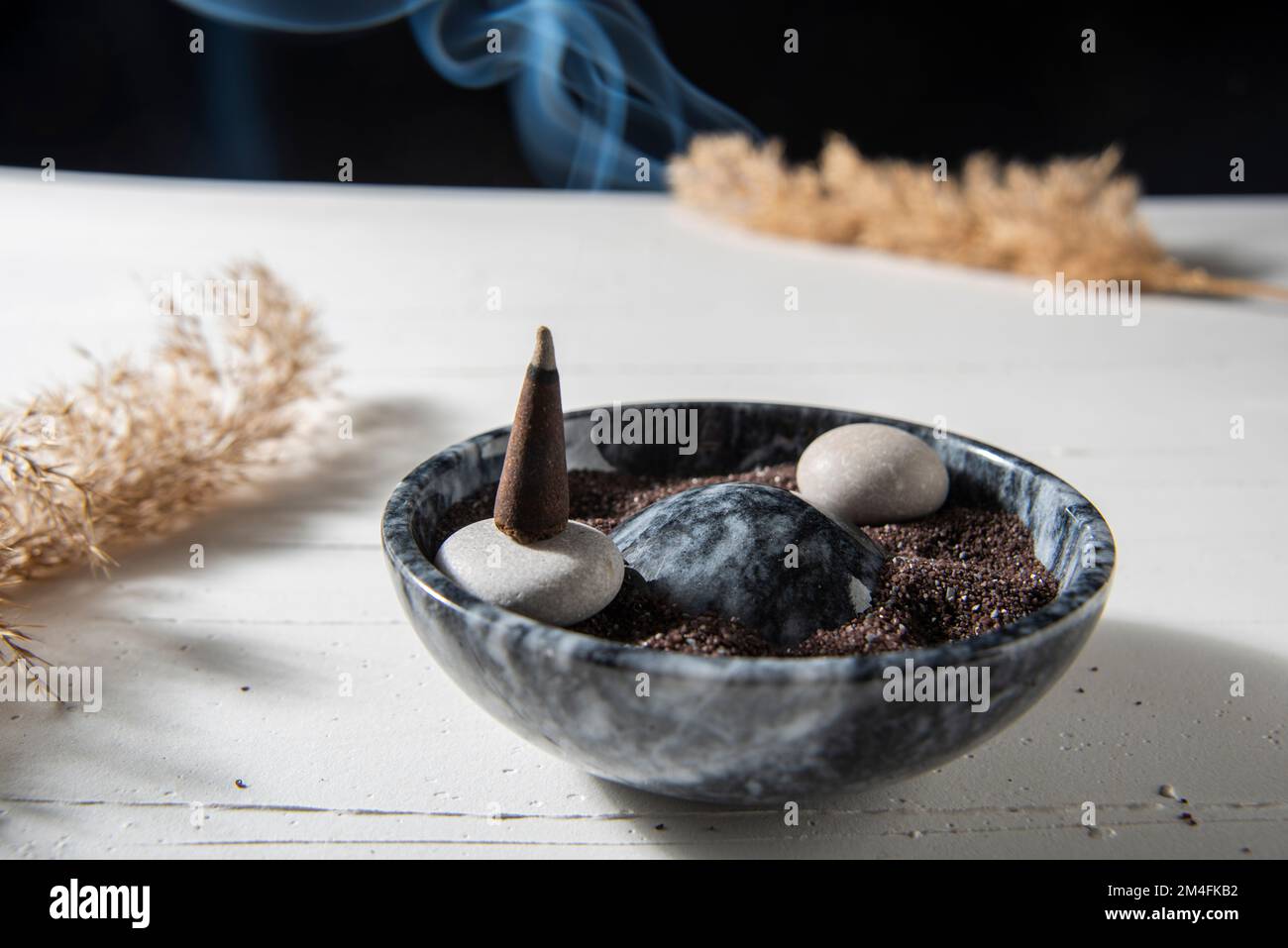 bol de méditation en marbre de luxe avec cailloux de sable et encens  brûlants Photo Stock - Alamy