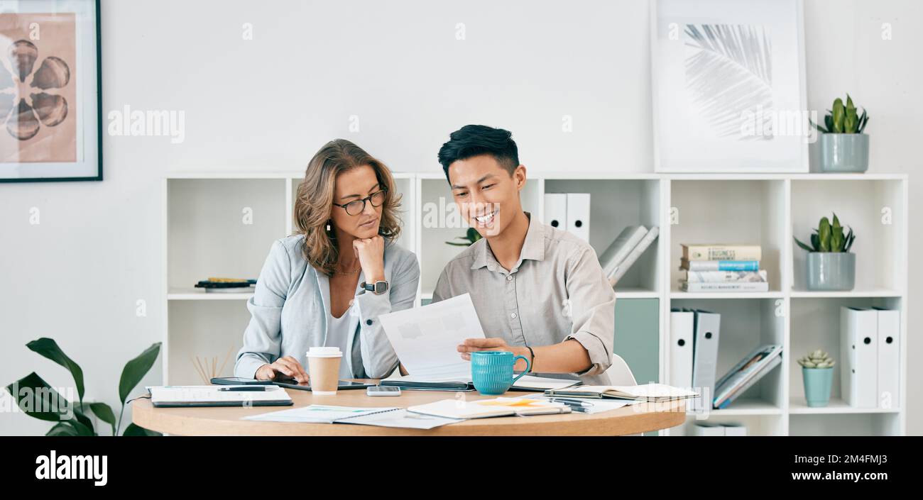 Senior, femme et travailleur disposant de documents commerciaux ou d'analyses de croissance des ventes pour l'analyse des données au bureau. La paperasserie, la direction ou le responsable de l'entreprise Banque D'Images