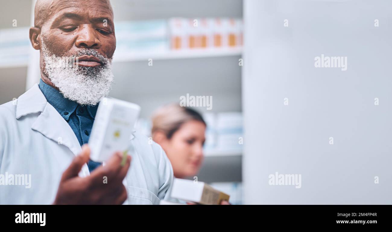 Pharmacie, homme noir et main de pharmacien avec boîte à médicaments maquette. Pilules, médicaments et professionnel de la santé masculin senior avec des médicaments pour Banque D'Images