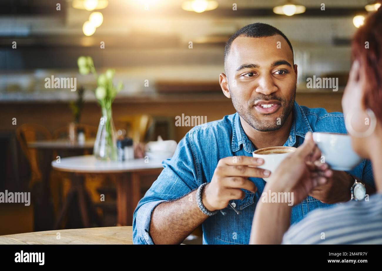 Parlons-en. un beau jeune homme qui passe du temps avec sa petite amie dans un café. Banque D'Images