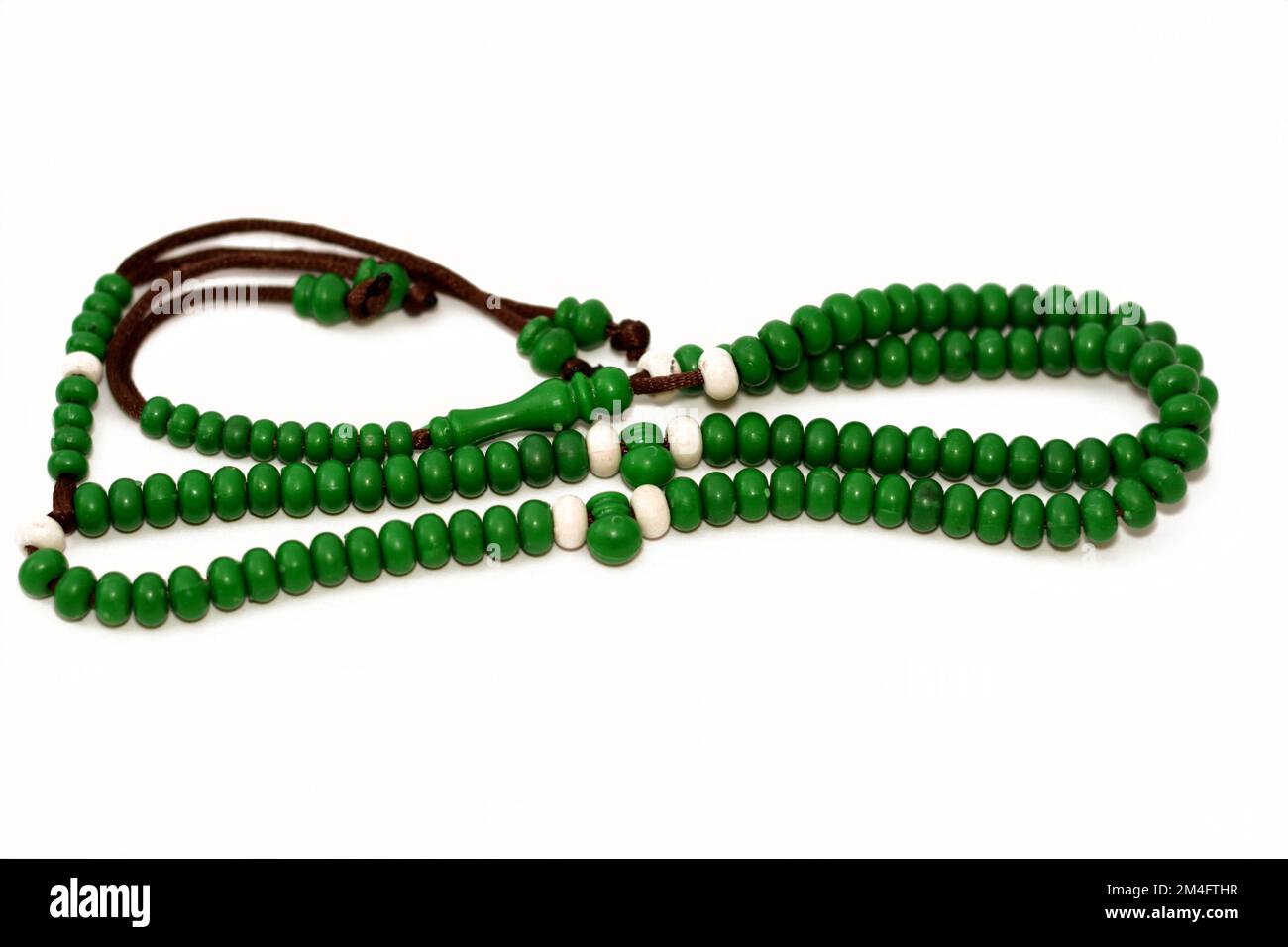 Rosaire islamique de couleur verte avec 99 perles rosaires que les musulmans utilisent pour faire la louange à Allah en utilisant des phrases pour mentionner Dieu comme la louange et la gloire à Banque D'Images