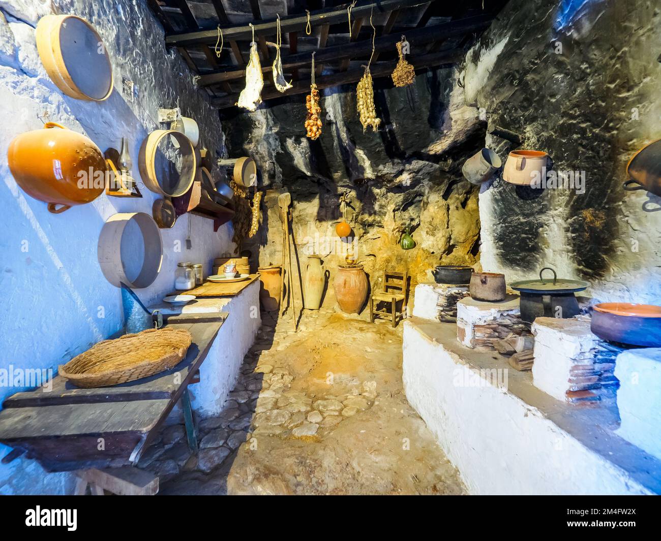 Cuisine - Musée en plein air aux grottes de Scurati ou "Grotta Mangiapane" un ancien village habité depuis le Paléolithique supérieur, montrant les traditions artisanales et la vie rurale en Sicile - Custonaci, Sicile, Italie Banque D'Images