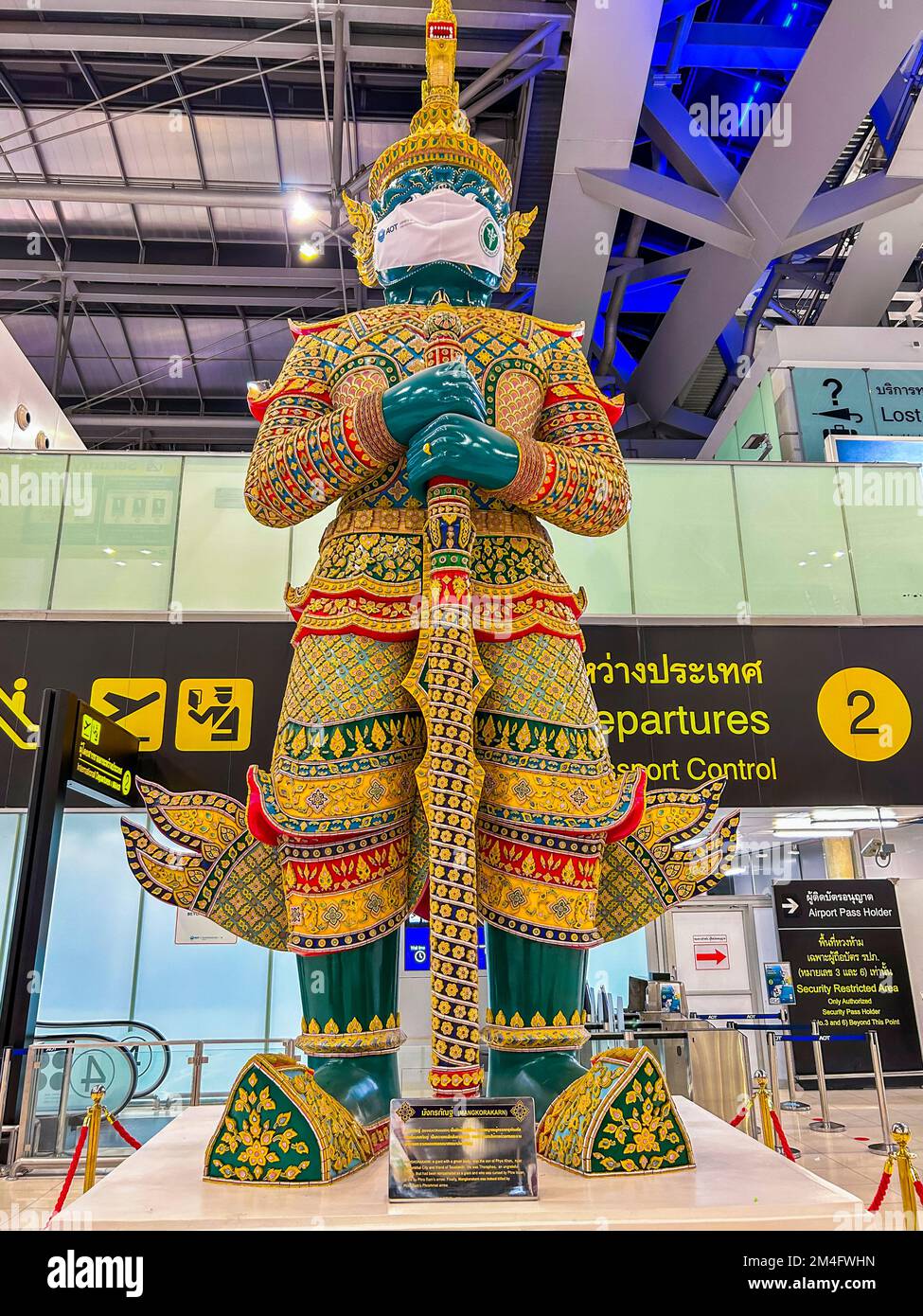Bangkok, Thaïlande, Statue publique thaïlandaise traditionnelle avec masque, à l'intérieur de l'aéroport international, aéroport de Suvarnabhumi Banque D'Images