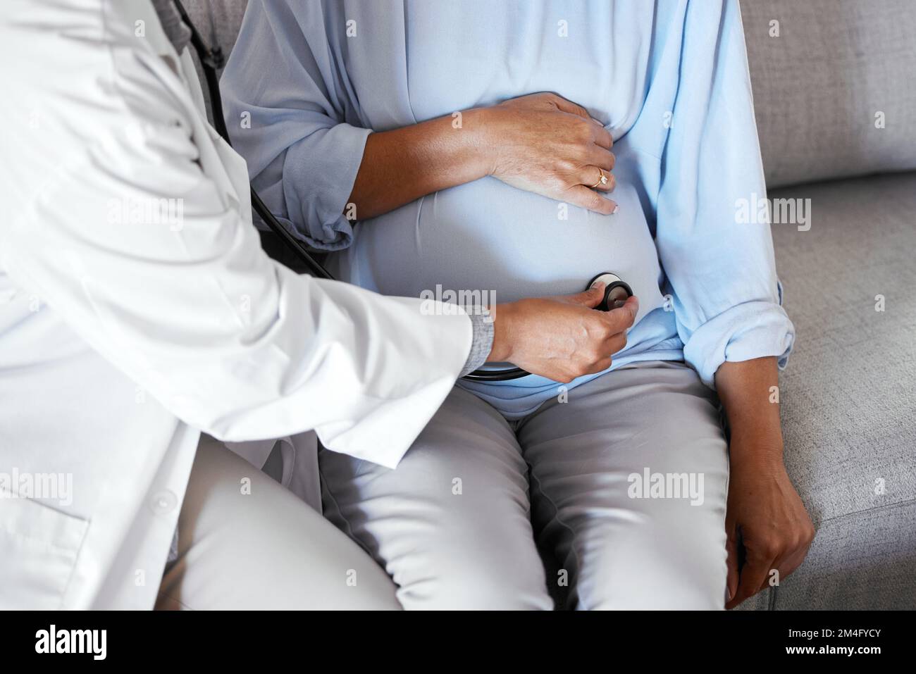 Enceinte, mère estomac et médecin avec stéthoscope, soins de santé et de contrôle. Grossesse, femme et mama avec un professionnel de la santé, équipement pour Banque D'Images