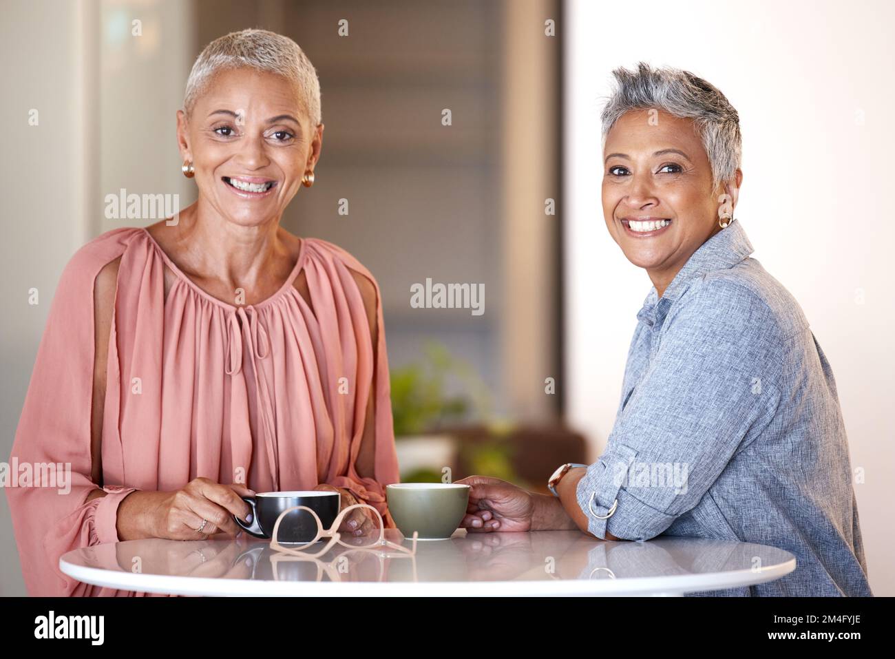 Portrait, amis et femmes âgées avec café, liaison et retraite. Femmes matures, femmes et café pour le thé, sourire et aimer ensemble pour la réunion Banque D'Images