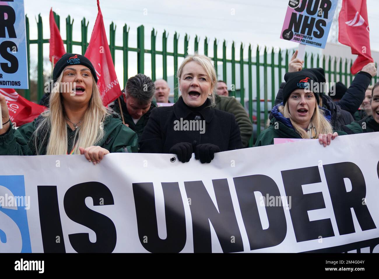 Sharon Graham (au centre), secrétaire général du syndicat UNITE, rejoint les ambulanciers sur la ligne de piquetage à l'extérieur du siège de l'ambulance à Coventry, tandis que les ambulanciers paramédicaux, les techniciens ambulanciers et les préposés aux appels sortent en Angleterre et au pays de Galles, dans une grève coordonnée par le GMB, Unifiez et unifiez les syndicats sur les salaires et les conditions qui affecteront les appels non mortels. Date de la photo: Mercredi 21 décembre 2022. Banque D'Images