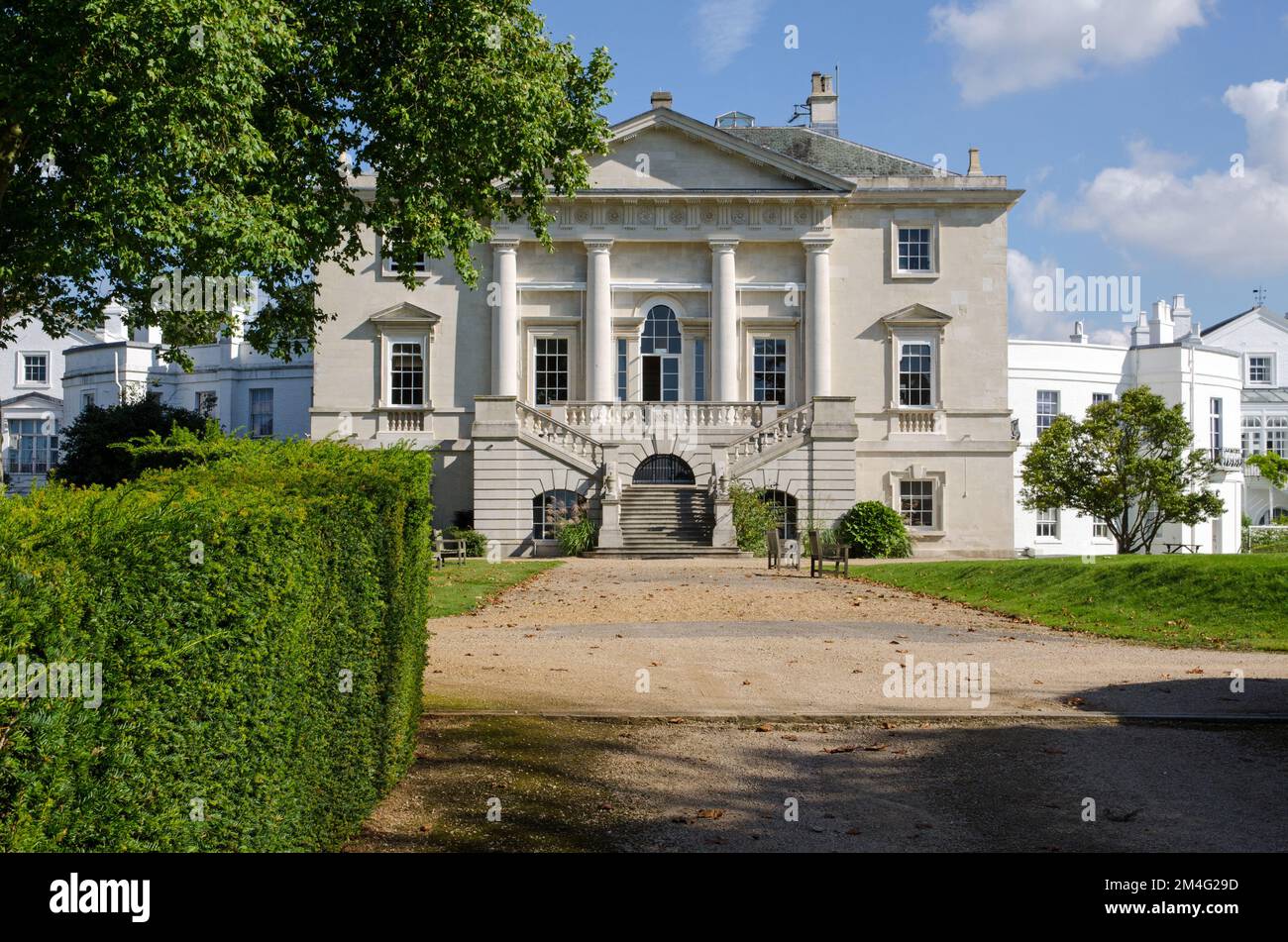 Façade du White Lodge historique, qui abrite la Royal Ballet Lower School de Richmond Park, dans l'ouest de Londres. Construit pour le roi George I, le style palladien Banque D'Images