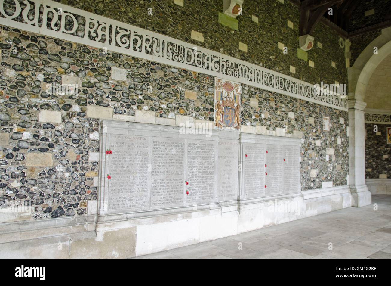 Monument commémorant le personnel et les étudiants du Winchester College tués pendant la première Guerre mondiale. Fait partie du cloître de guerre de l'école publique à Winche Banque D'Images