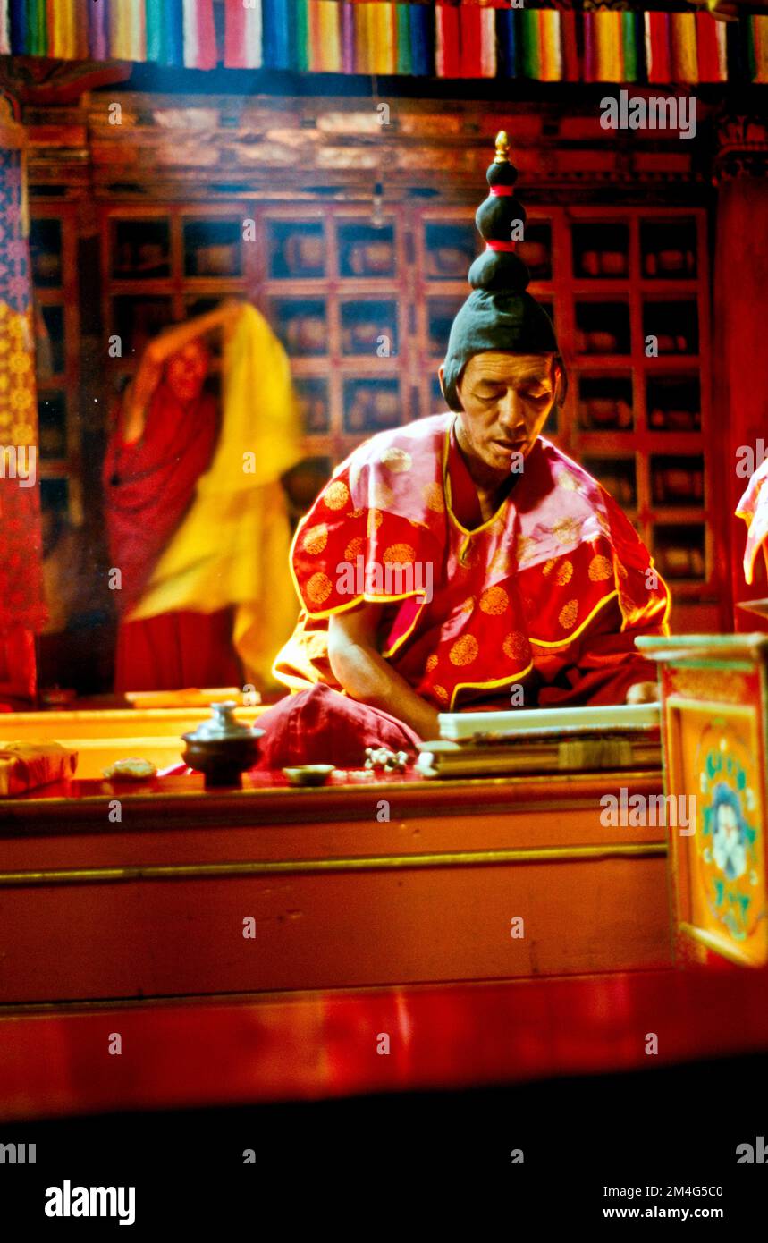 Moines dans leur tenue spéciale pour les poojas, ici pour une sandmandala iniciating Banque D'Images