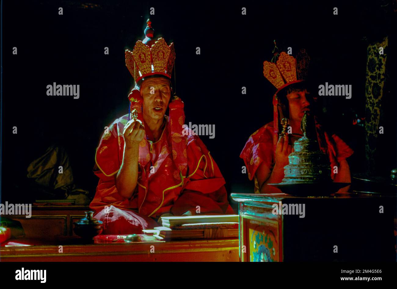 Moines dans leur tenue spéciale pour les poojas, ici pour une sandmandala iniciating Banque D'Images