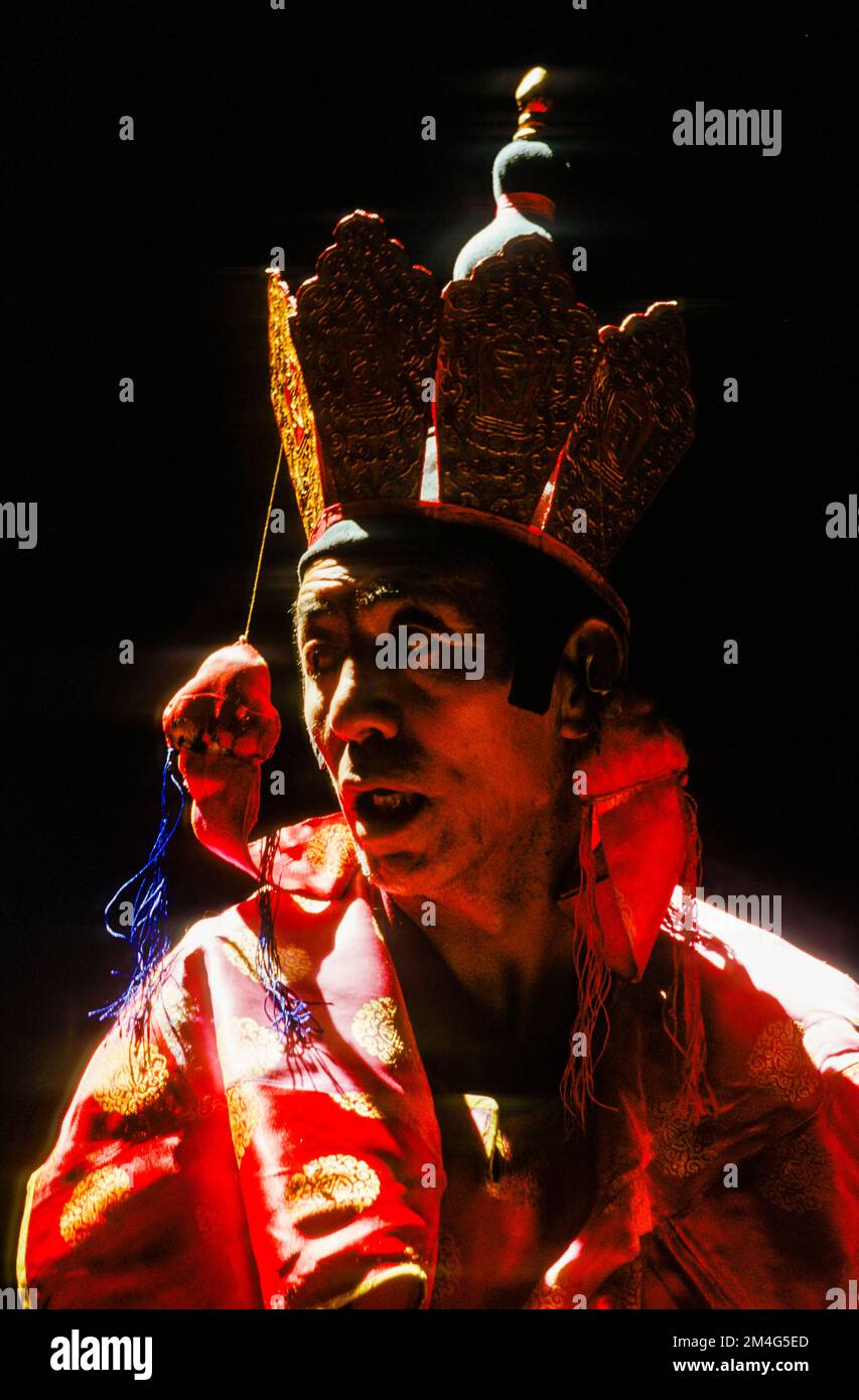 Moines dans leur tenue spéciale pour les poojas, ici pour une sandmandala iniciating Banque D'Images