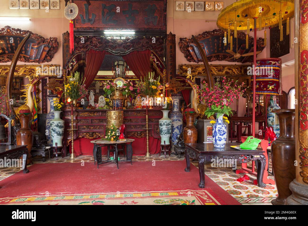 Autel intérieur au temple de Duc Thanh Tran Hung Dao, Saigon, Vietnam Banque D'Images