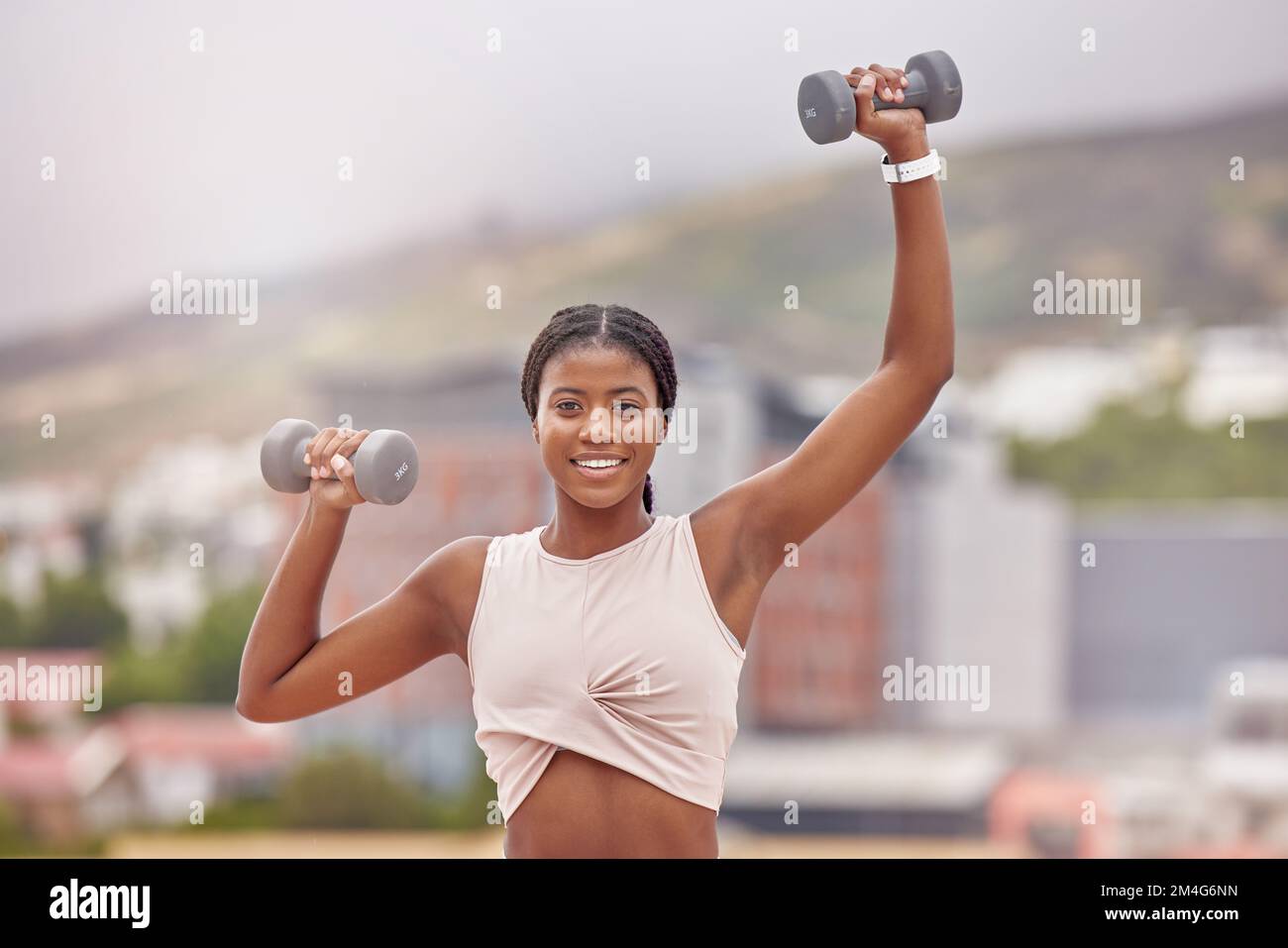Fitness, portrait et haltérophilie femme avec haltères pour la musculation  et bras forts. Visage, avant et femme afro-américaine bodybuilder Photo  Stock - Alamy