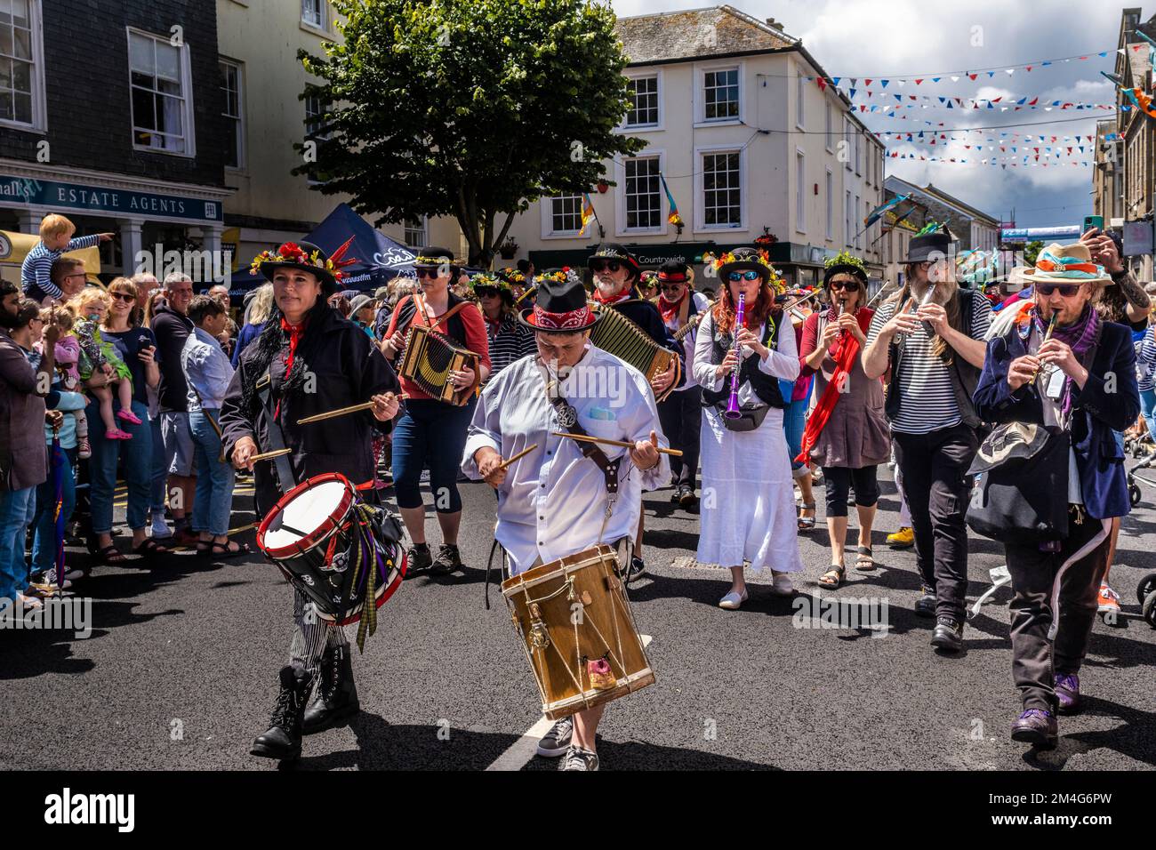 Musiciens du Raffady Dumiitz Band en procession le jour de Mazey pendant le Golowan Festival à Cornwall, en Angleterre, au Royaume-Uni. Banque D'Images