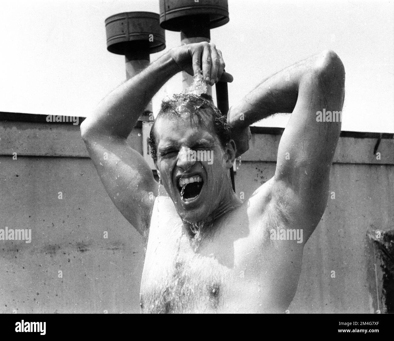 CHARLTON HESTON vers 1956 showering après s'exercer à Paramount Studios à Hollywood publicité pour Paramount Pictures Banque D'Images