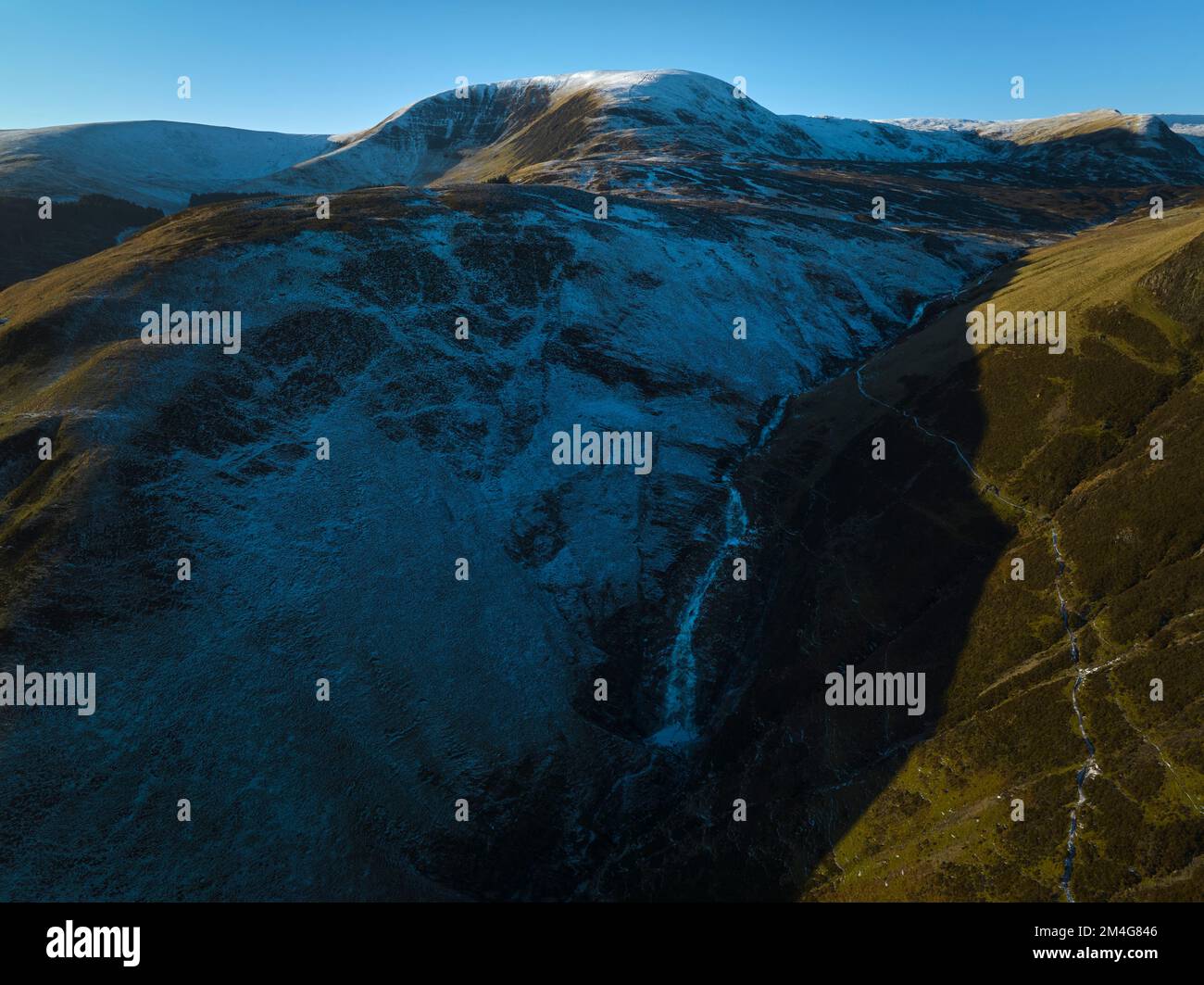 Vue aérienne de la chute d'eau de la queue de Grey Mare et du Coomb blanc dans la réserve naturelle de la queue de Grey Mare lors d'une journée d'hivers glacial. Banque D'Images