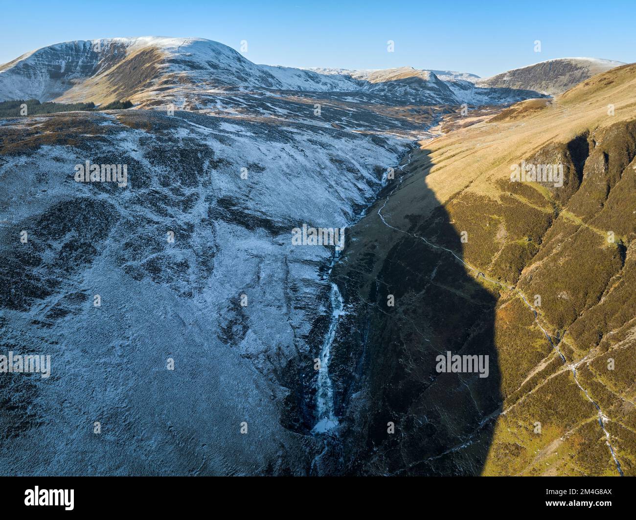 Vue aérienne de la chute d'eau de la queue de Grey Mare et du Coomb blanc dans la réserve naturelle de la queue de Grey Mare lors d'une journée d'hivers glacial. Banque D'Images