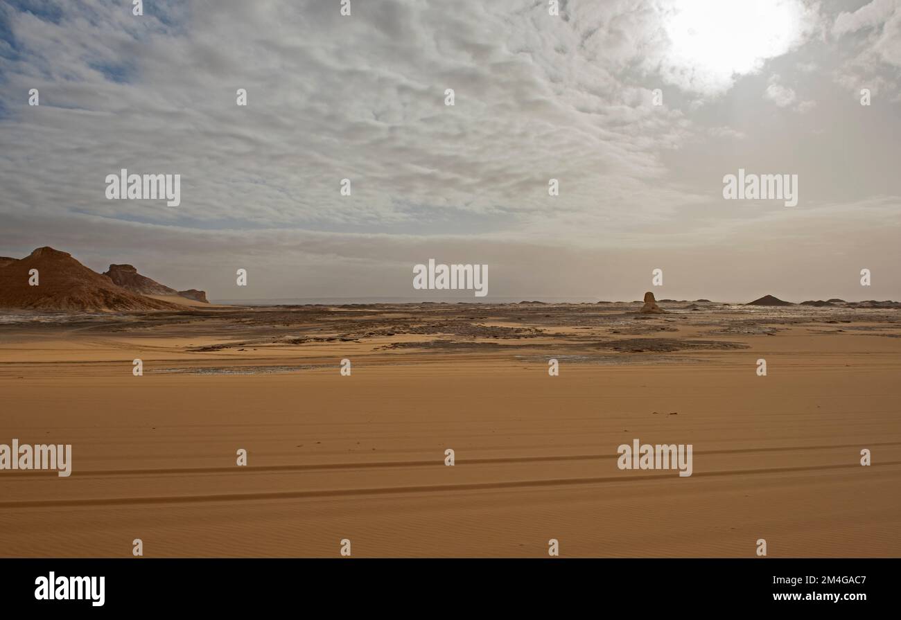 Paysage vue panoramique du désert occidental désertique en Égypte avec dunes de sable et montagne rocheuse Banque D'Images