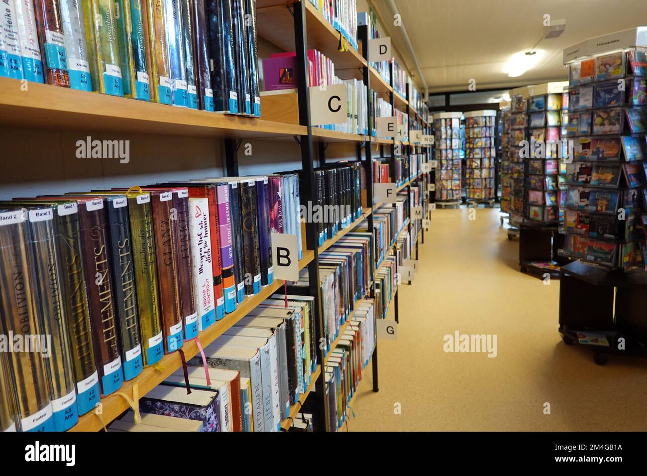 Livres et autres médias dans une bibliothèque de prêt, Allemagne Banque D'Images