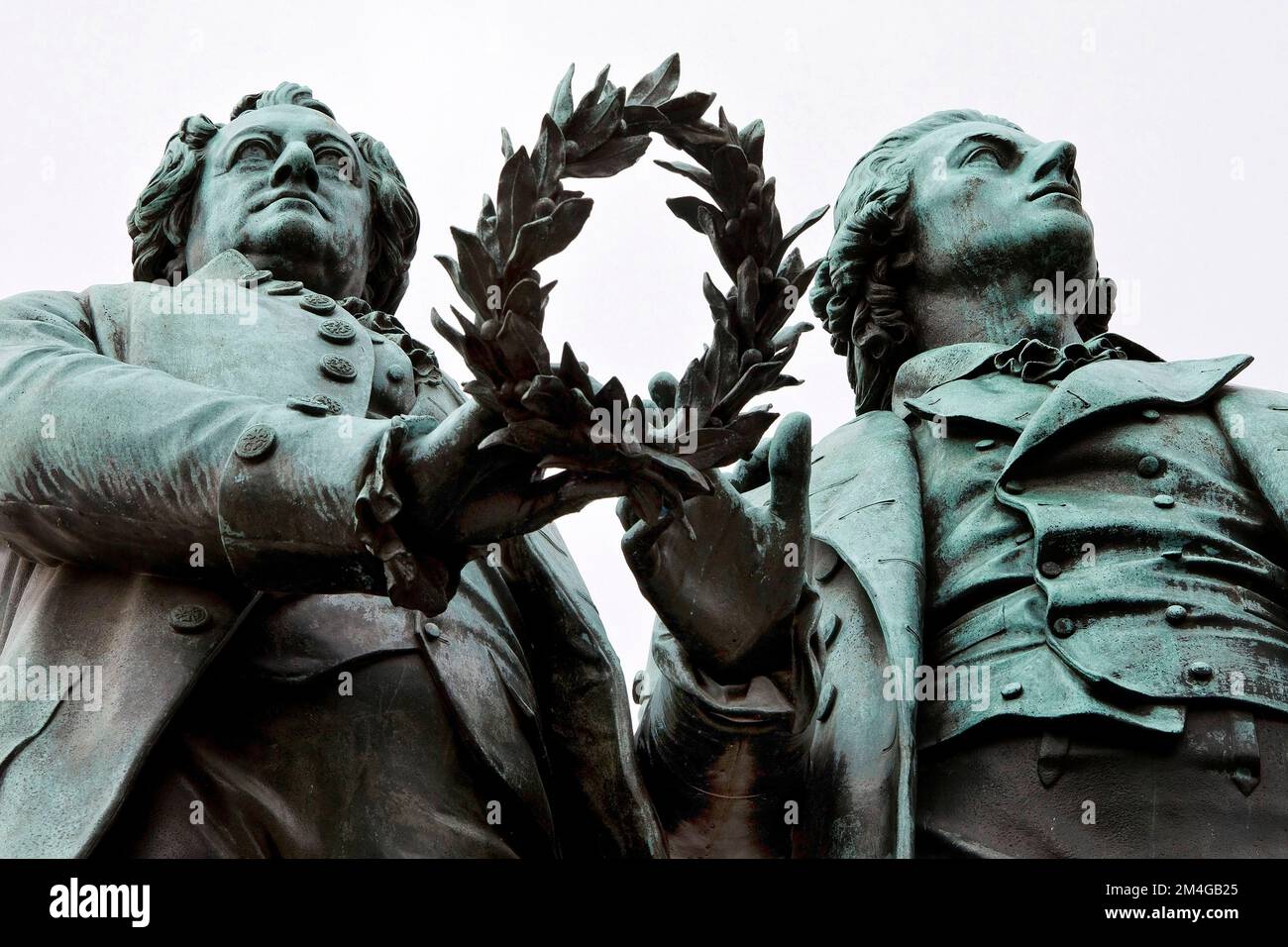 Goethe-Schiller Monument avec couronne de baie, Allemagne, Thueringen, Weimar Banque D'Images