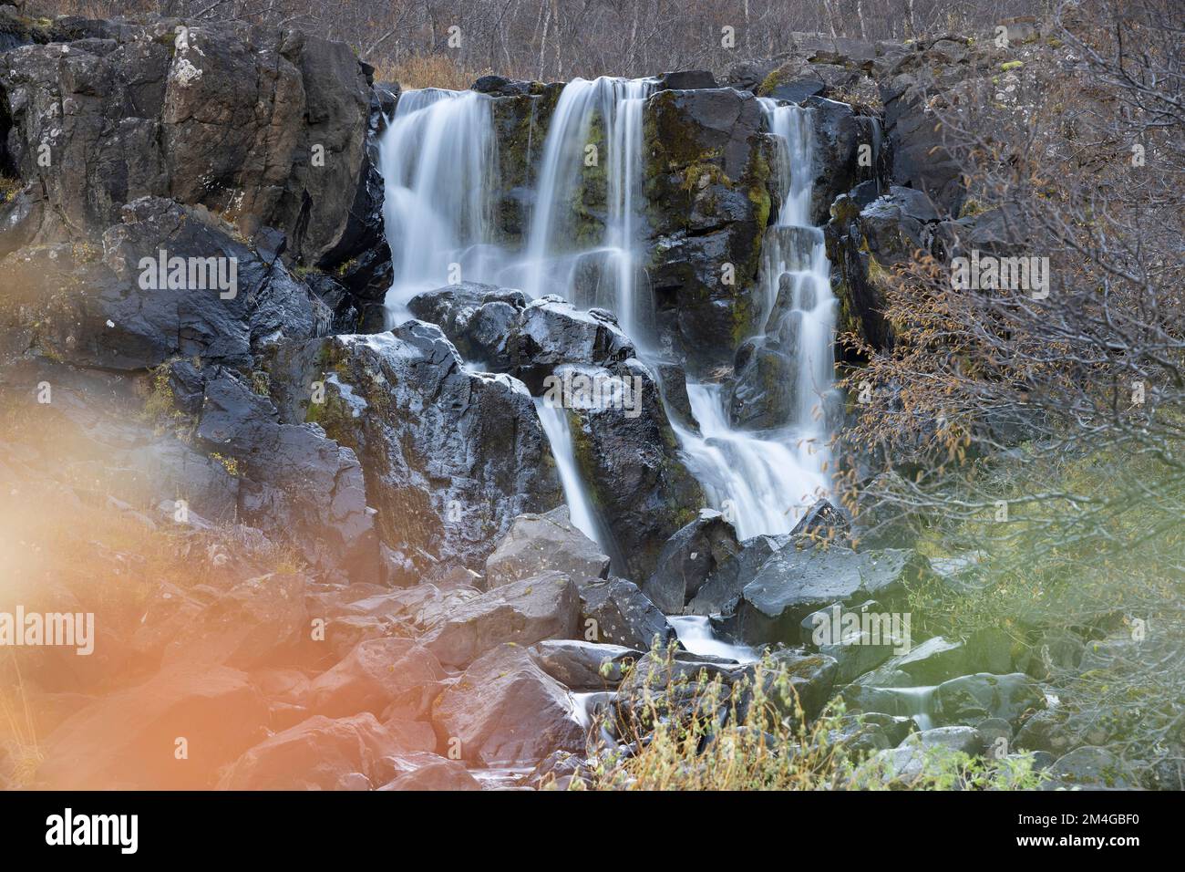 Vue sur la petite cascade en automne, Islande Banque D'Images