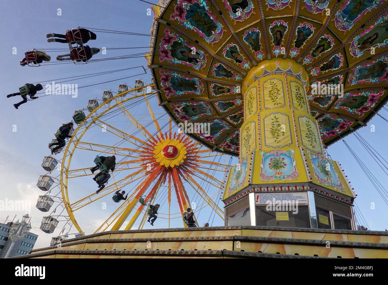 Carrousel à chaînes et roue de ferris sur le Hamburger Dom, Allemagne, Hambourg Banque D'Images