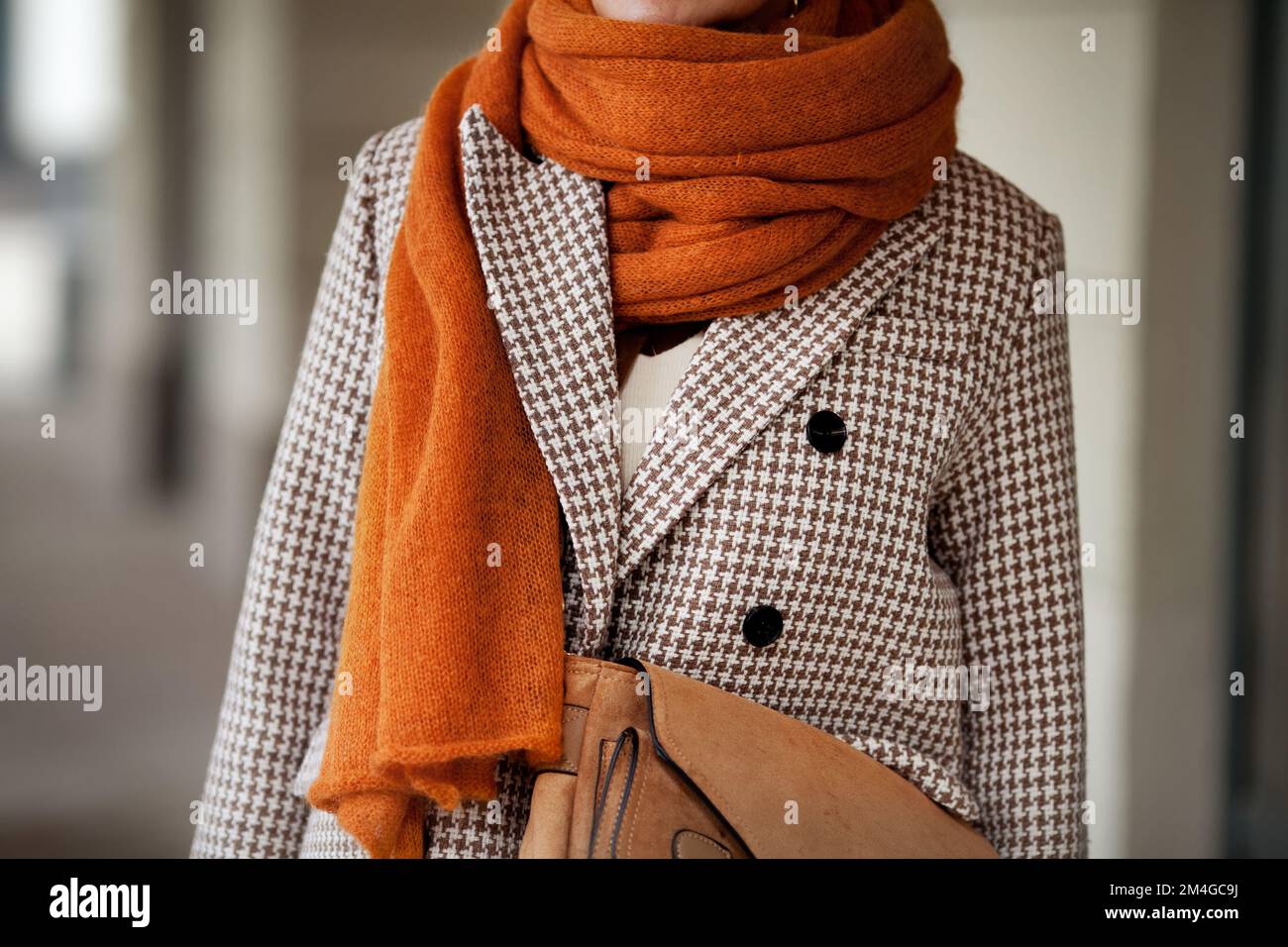 Écharpe en laine ocre et double veste droite à motif pied-de-poule avec boutons. Détails tendance et élégants Banque D'Images