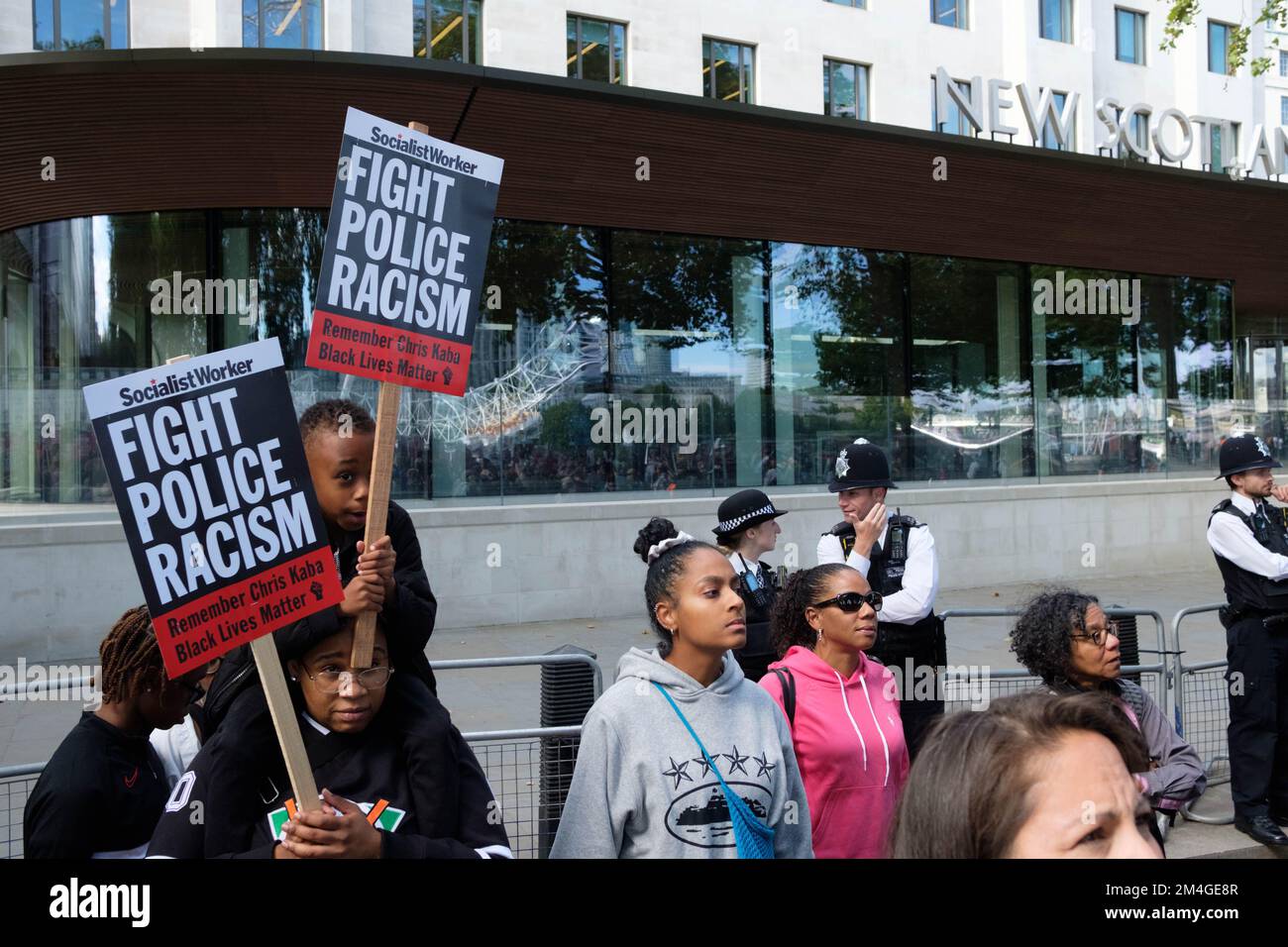 Londres, Royaume-Uni. 17 SEPTEMBRE 2022. Plusieurs groupes, dont Black Lives Matter, se réunissent devant New Scotland Yard pour protester contre le meurtre de Chris Kaba, tué par balle par un policier le 5th septembre. Banque D'Images