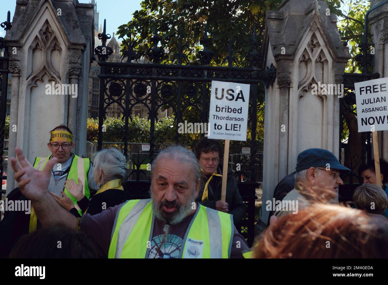 Londres, Royaume-Uni. 8 OCTOBRE 2022. Manifestation en dehors du Parlement en faveur de Julian Assange et d'une presse libre, organisée par la campagne ne pas extrader Assange. Les partisans de Julian Assange protestent autour de Westminster dans le centre de Londres, en demandant la libération du dénonciateur emprisonné, Julian Assange, qui pourrait être condamné à une très longue peine de prison. Banque D'Images