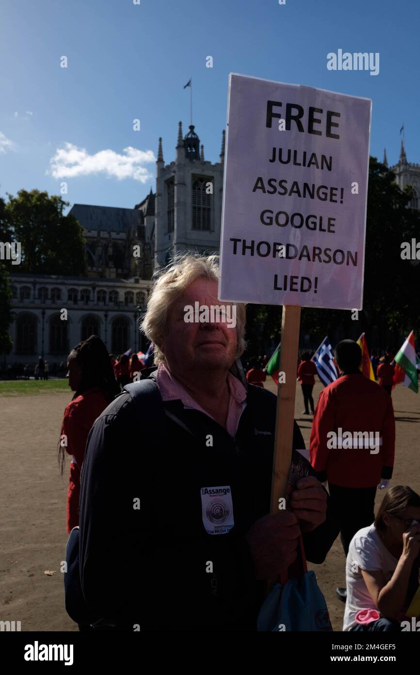 Londres, Royaume-Uni. 8 OCTOBRE 2022. Manifestation en dehors du Parlement en faveur de Julian Assange et d'une presse libre, organisée par la campagne ne pas extrader Assange. Les partisans de Julian Assange protestent autour de Westminster dans le centre de Londres, en demandant la libération du dénonciateur emprisonné, Julian Assange, qui pourrait être condamné à une très longue peine de prison. Banque D'Images