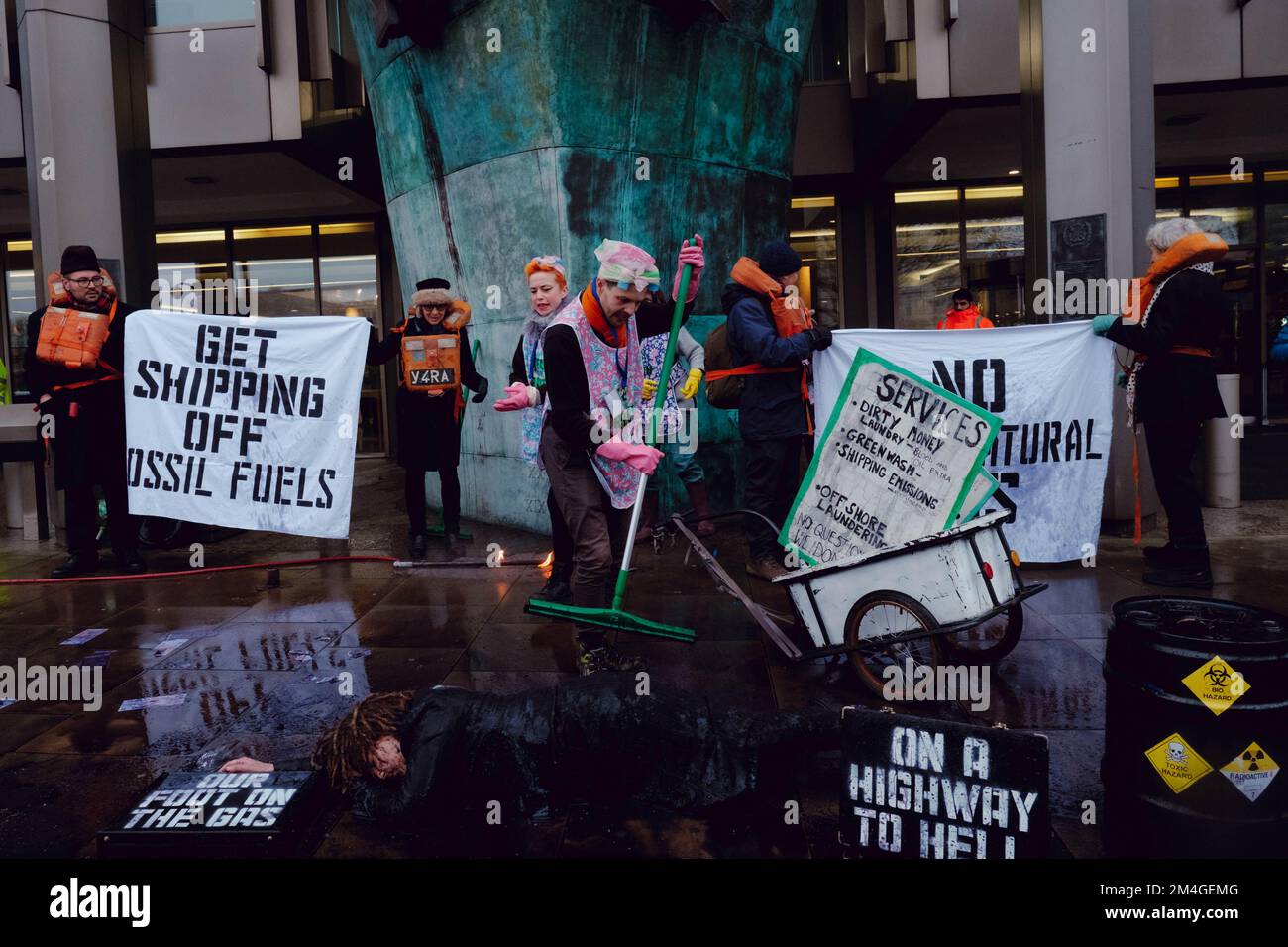 Londres, Royaume-Uni. 12 DÉCEMBRE 2022. Des membres de la rébellion océanique ont fait des représentations théâtrales créatives au siège de l'Organisation maritime internationale (OMI) à Londres. Les protestations goup que l'OMI ne remplit pas son devoir de respecter l'Accord de Paris sur le climat. Elle doit agir dès maintenant pour réduire de moitié les émissions de gaz à effet de serre avant 2030, se prémunir contre toute subvention aux combustibles fossiles et commencer à taxer sévèrement les carburants. Tous les lobbyistes des combustibles fossiles doivent être éjectés des comités et être inscrits sur la liste noire pour leur influence constante sur l'élaboration des politiques, tous les processus de l'OMI doivent être rendus transparents et ouverts à l'examen. L'OMI est c Banque D'Images