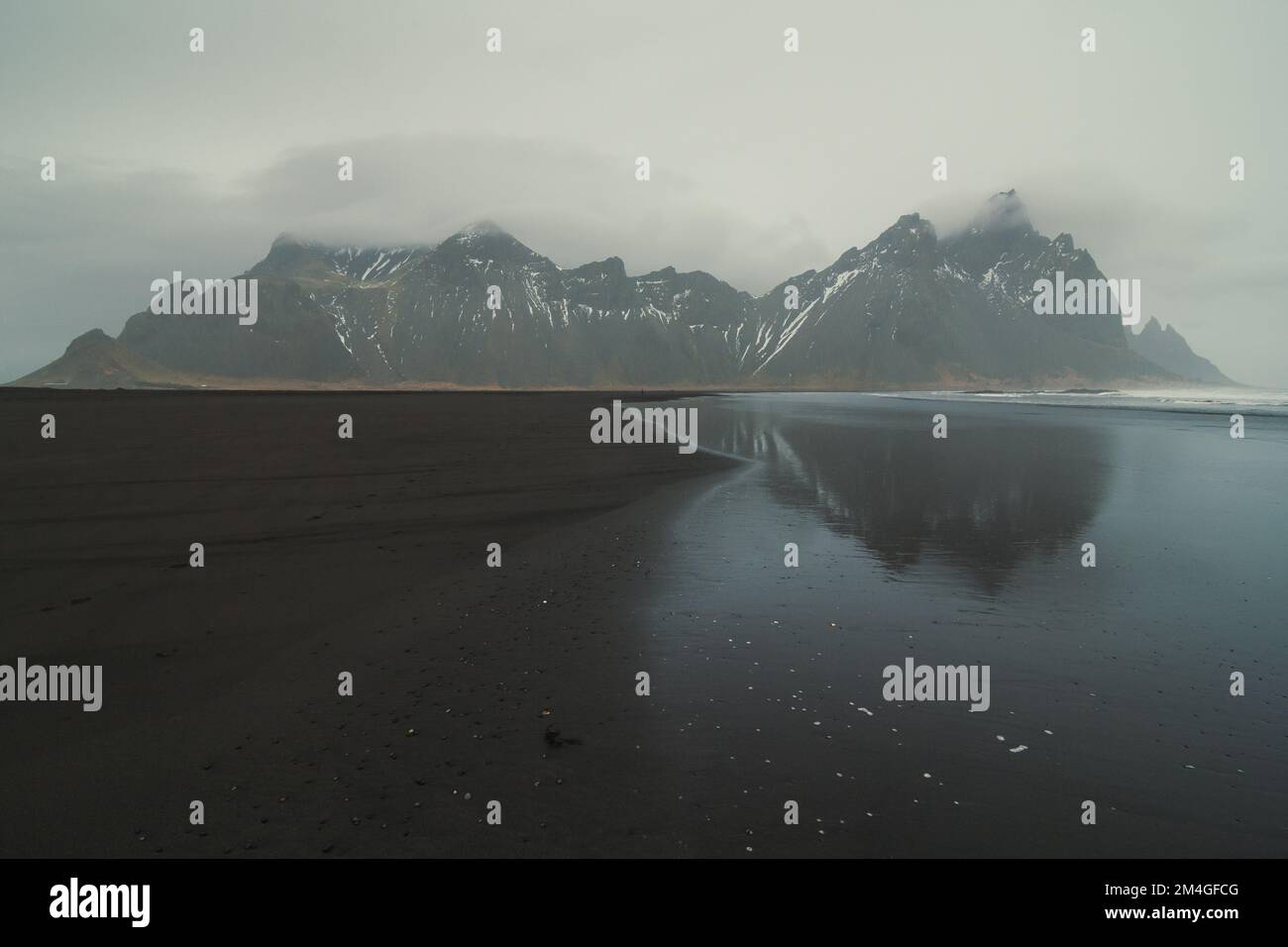 Reynisfjara plage contre les montagnes paysage photo Banque D'Images
