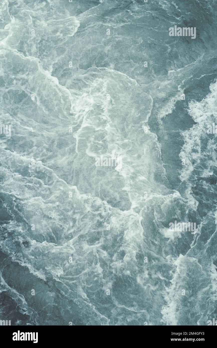 Gros plan sur l'eau tourbillonnante de la rivière de montagne concept photo Banque D'Images