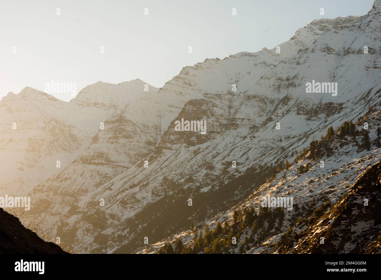 Beau lever de soleil dans les montagnes avec la neige crête Leh Ladakh Banque D'Images