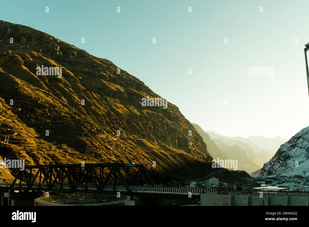 Beau lever de soleil dans les montagnes avec la neige crête Leh Ladakh Banque D'Images