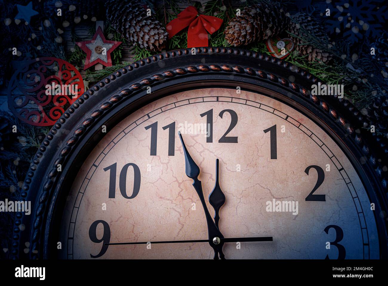 L'ancienne horloge indique cinq minutes jusqu'à minuit. Nouvelle année - concept. Banque D'Images