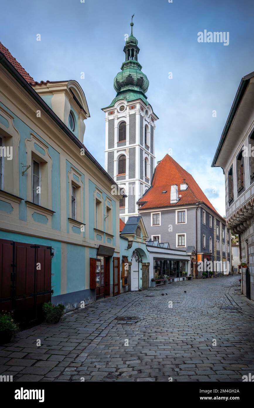 Rue Cesky Krumlov et ancienne église de la Tour Saint-Jost - Cesky Krumlov, République Tchèque Banque D'Images