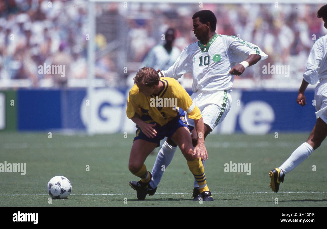 Dallas, Vereinigte Staaten. 21st décembre 2022. firo, 03.07.1994 image d'archive, archive photo, archive, archive photos football, Football, coupe du monde coupe du MONDE 1994 USA, 94 Round of 16: Arabie Saoudite, Arabie Saoudite - Suède 1:3 duels, Patrik Andersson, Versus, Saeed Al Owairan Credit: dpa/Alay Live News Banque D'Images