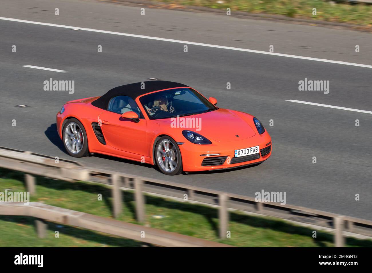 2018 Orange PORSCHE BOXSTER S PDK 2497cc Pétrol 7 vitesses semi-automatique ; sur l'autoroute M6, Royaume-Uni Banque D'Images