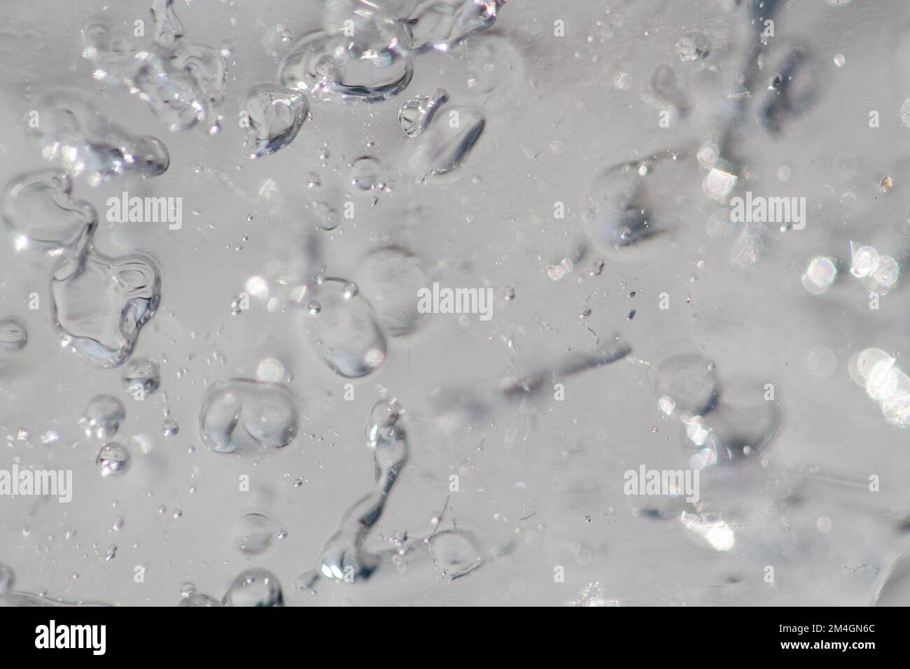 Cristal à texture de glace, fond bleu. Surface de glace froide texturée. Banque D'Images