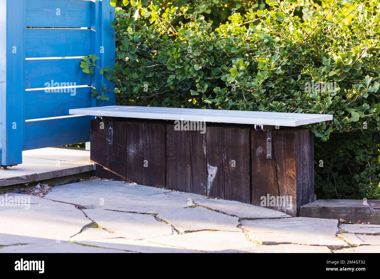 Banc vide dans le parc, un endroit libre pour se reposer. Banque D'Images