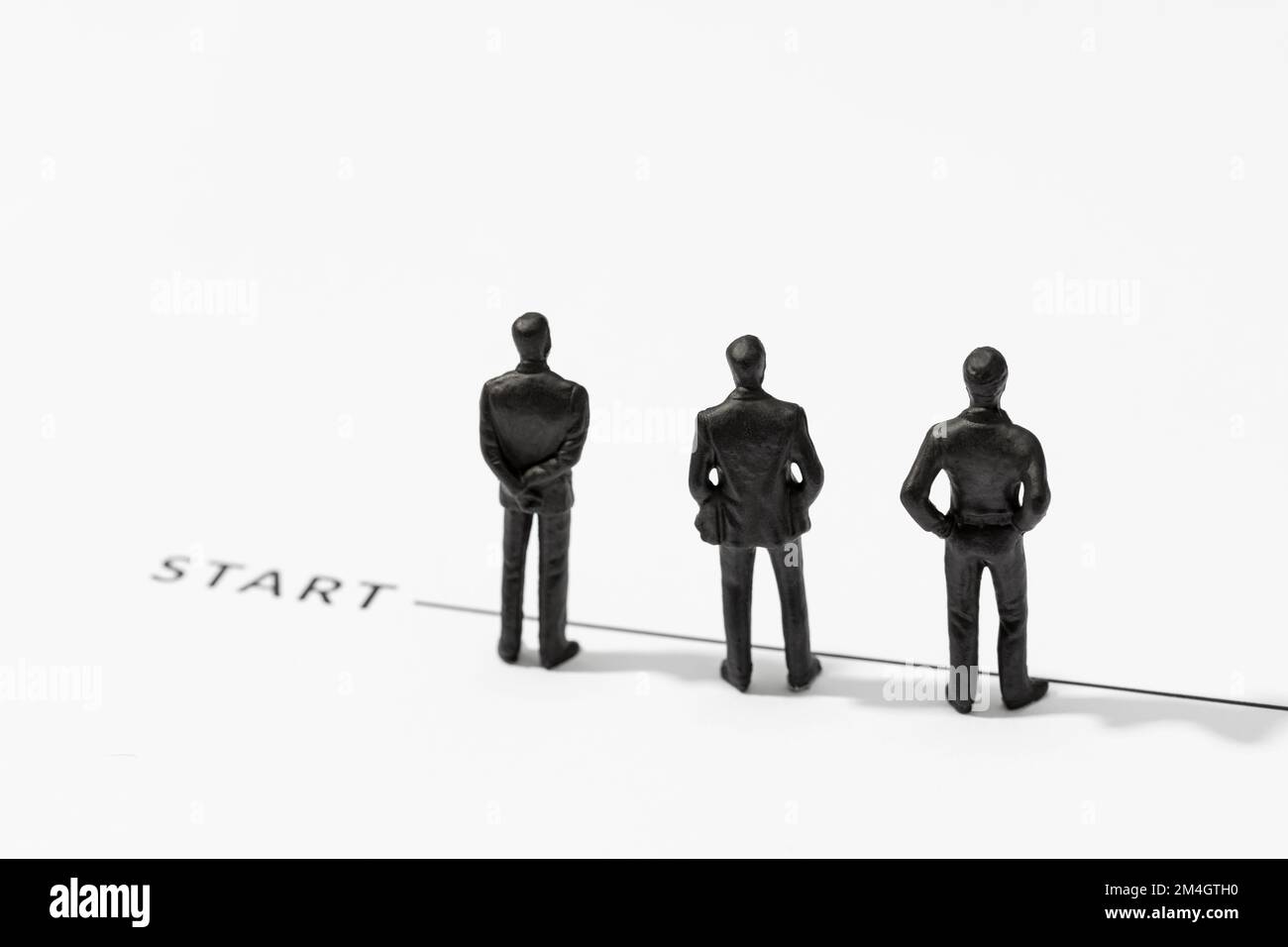 Groupe d’hommes d’affaires figure sur la ligne de départ. Début d'entreprise, compétition, travail d'équipe. Copier l'espace Banque D'Images