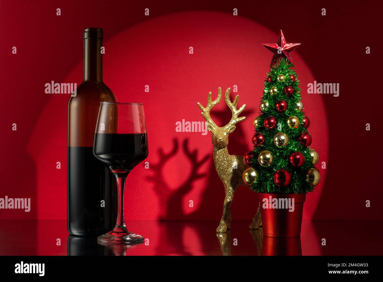 Décor de Noël, verre de vin, bouteille de vin rouge. Nouvel an ou arrière-plan de Noël. Banque D'Images