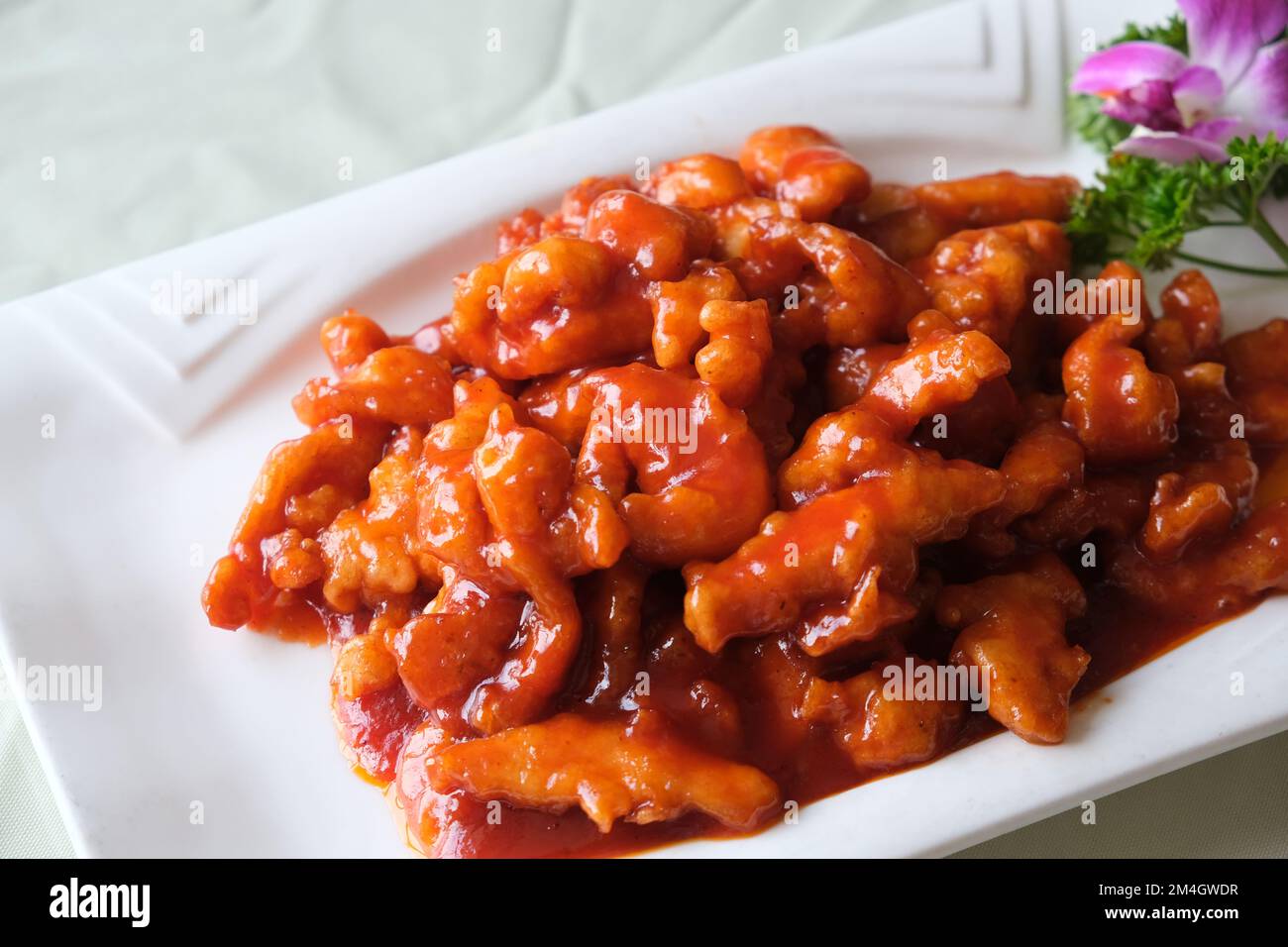 Fermez une assiette de porc doux et notre. Cuisine chinoise traditionnelle Banque D'Images