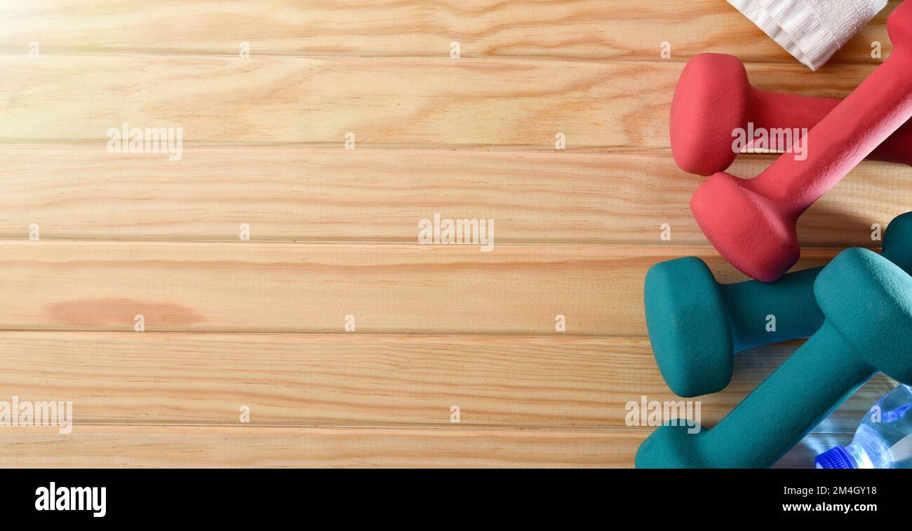 Arrière-plan sportif avec planche en bois, serviette et bouteille d'eau. Vue de dessus. Banque D'Images