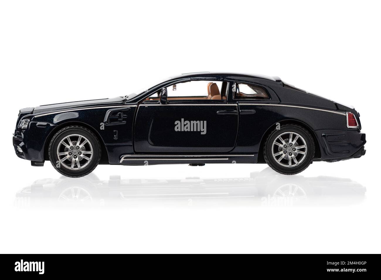 18 décembre 2022, Moscou, Russie : vue latérale du modèle de voiture de luxe Rolls-Royce Phantom, fond blanc. Copier l'espace. Banque D'Images