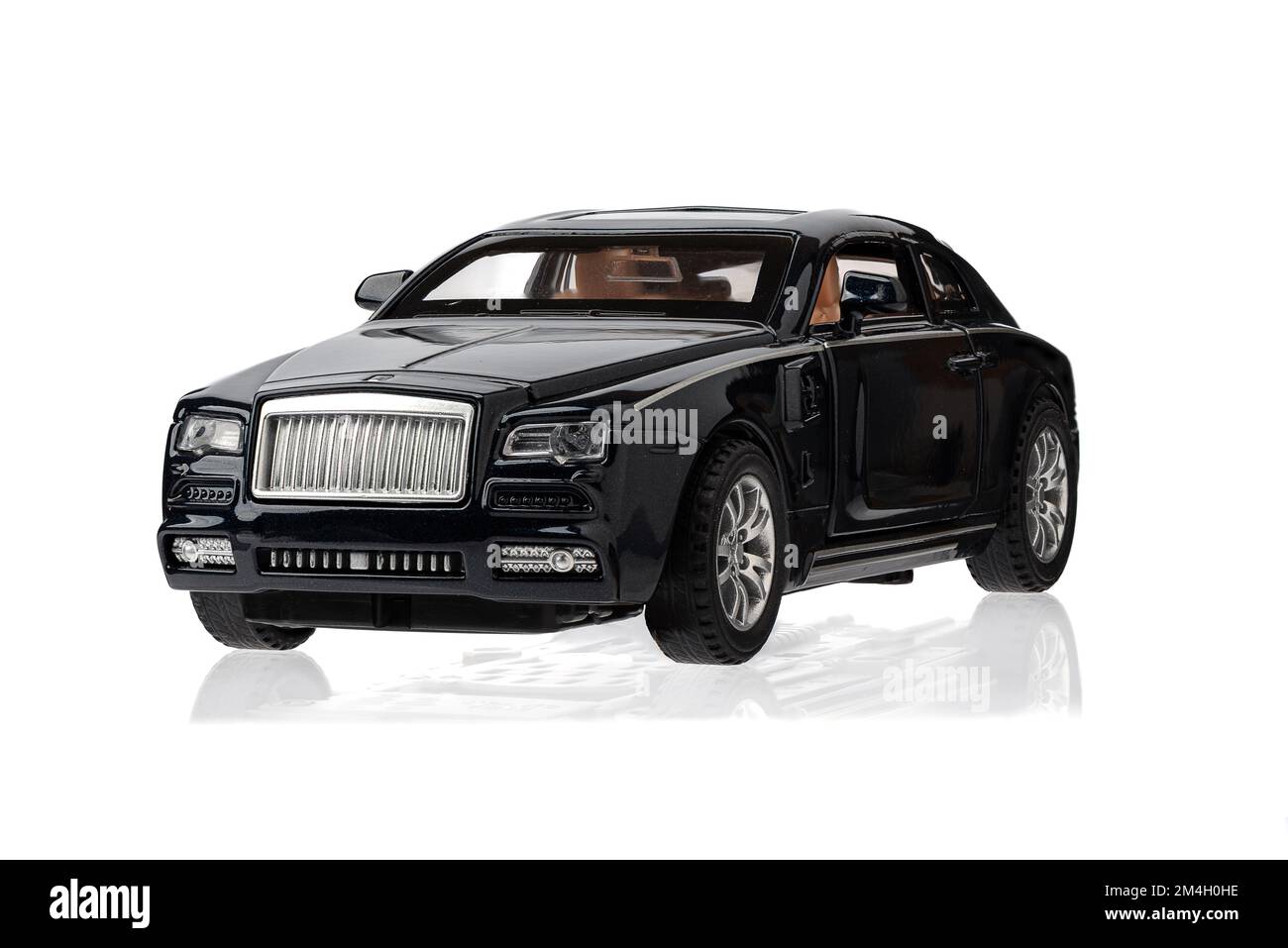 18 décembre 2022, Moscou, Russie: Rolls-Royce Phantom modèle de voiture de luxe, fond blanc. Copier l'espace. Banque D'Images