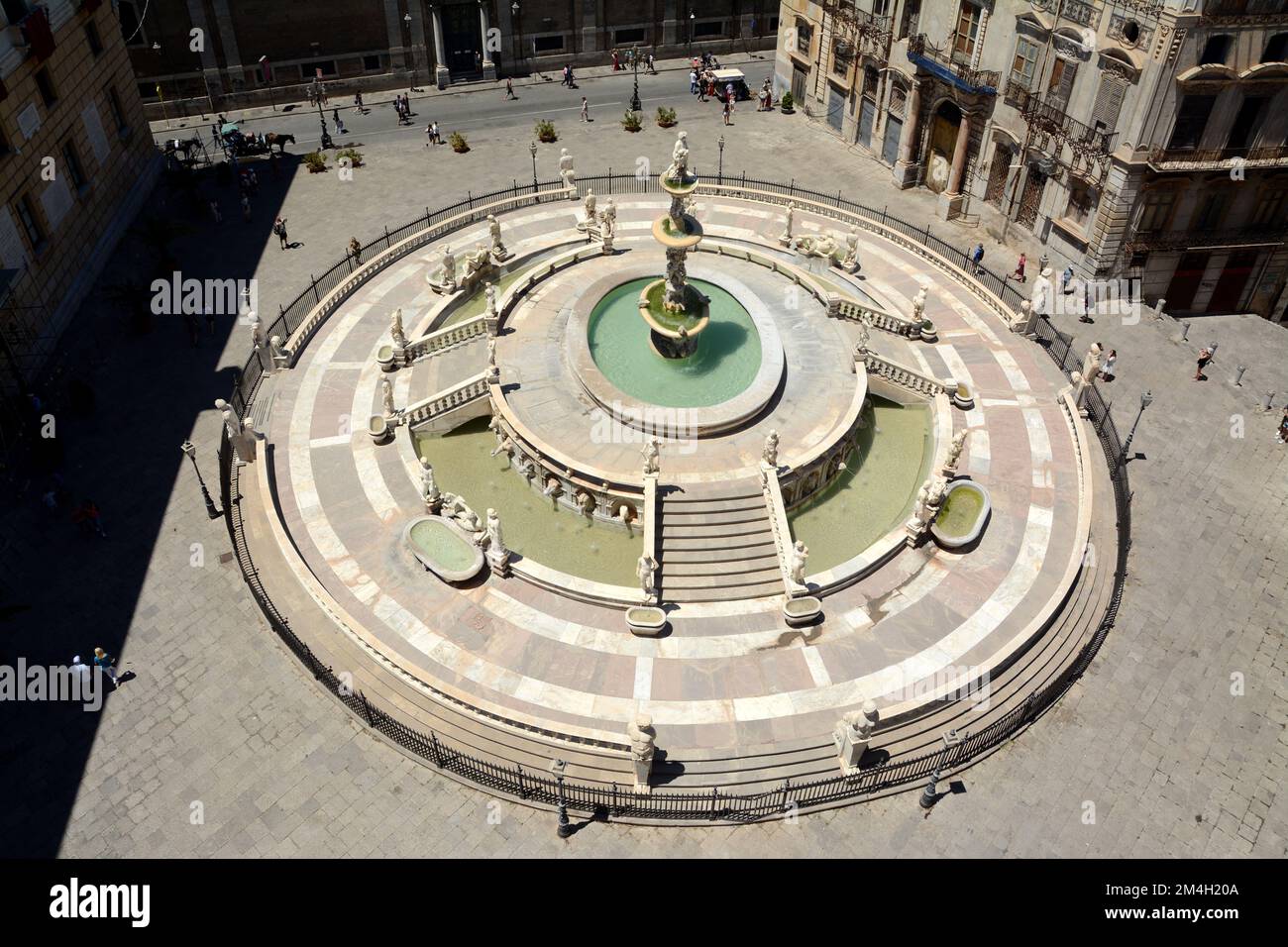 La Piazza Pretoria, également connue sous le nom de Piazza della Vergogna, se trouve dans le quartier de Kalsa, à proximité du Quattro Canti. Au centre, Banque D'Images