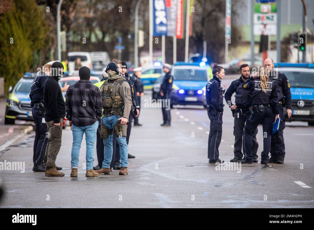 Schorndorf, Allemagne. 21st décembre 2022. Les forces de police se tiennent près d'une scène de crime dans la rue. Deux personnes sont mortes lors d'une violente attaque à Schorndorf. Credit: Christoph Schmidt/dpa/Alay Live News Banque D'Images