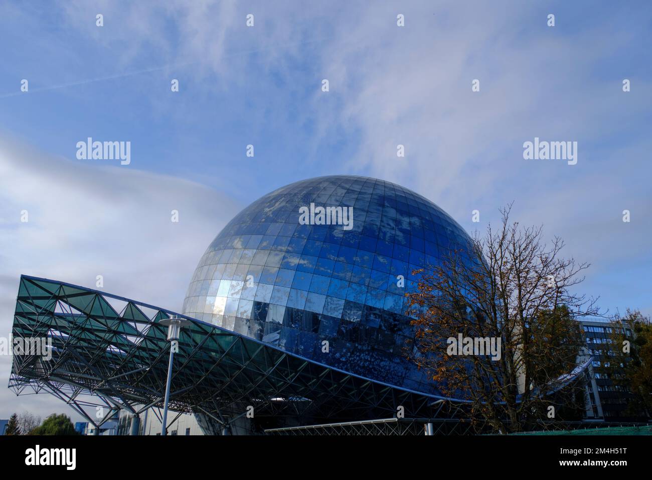 Russie, Kaliningrad, 31 octobre 2022, verre, miroir de la sphère ronde Musée de l'Océan mondial Banque D'Images